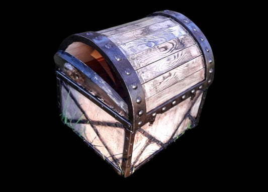 Coffre en bois ancien cerclé de métal avec rivets et couvercle bombé ouvert sur fond noir