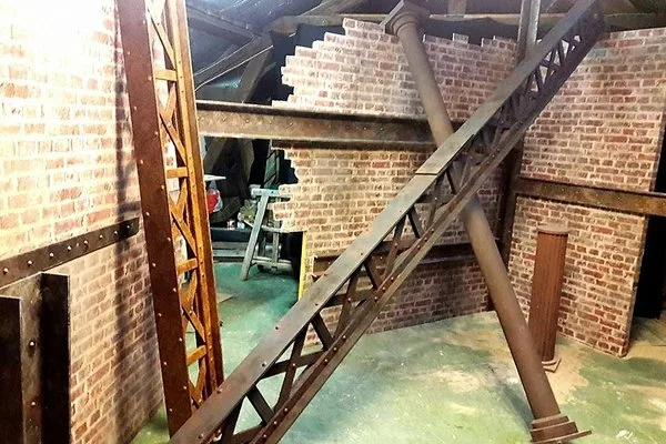 Détail finition métal effet acier en atelier Sel d'Embrun