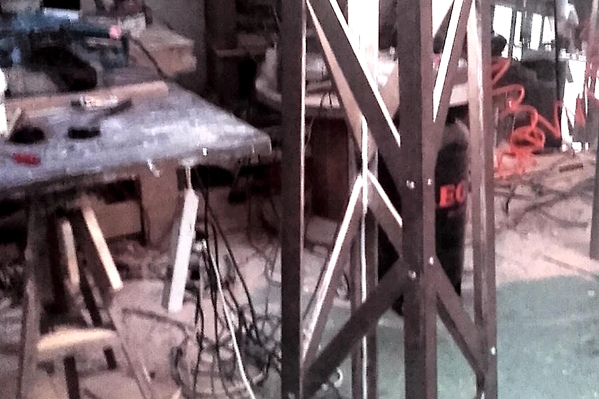 Établi et outils dans l'atelier Sel d'Embrun, pièce en cours de fabrication