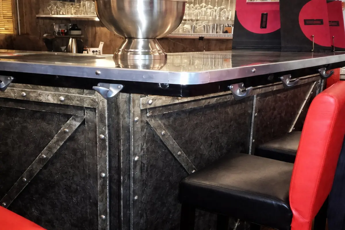Comptoir de bar effet métal riveté
