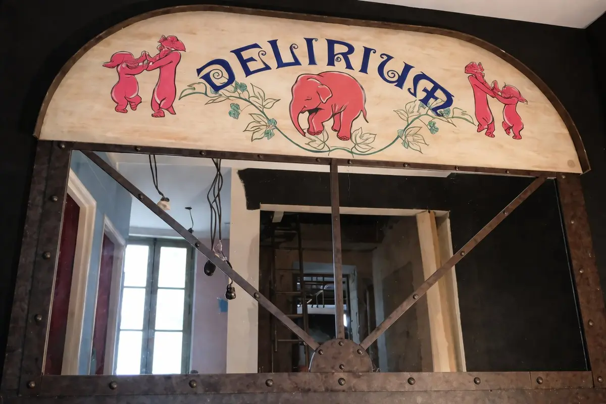 Réalisation Sel d'Embrun pour le Delirium Café à Dijon : enseigne et verrière effet métal