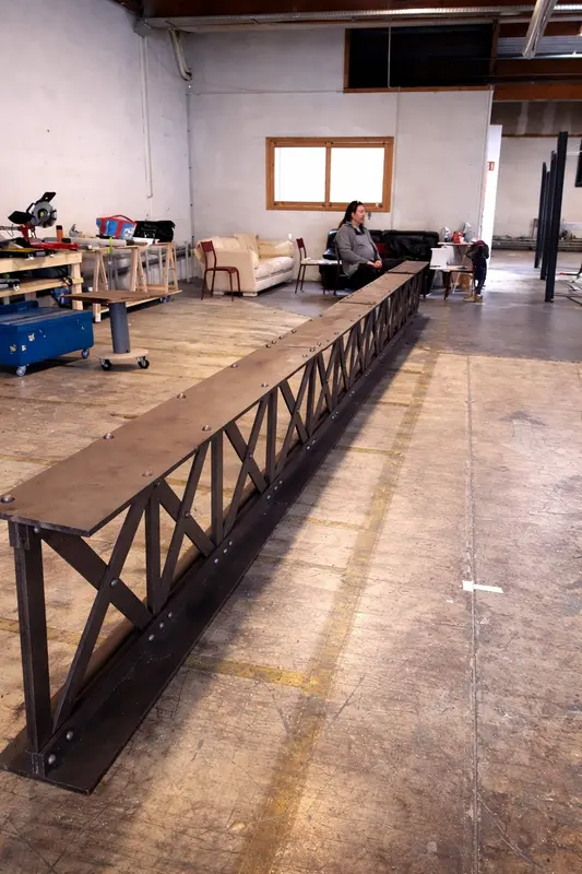 Fabrication fausse poutre ajourée Eiffel grande longueur en atelier Sel d'Embrun