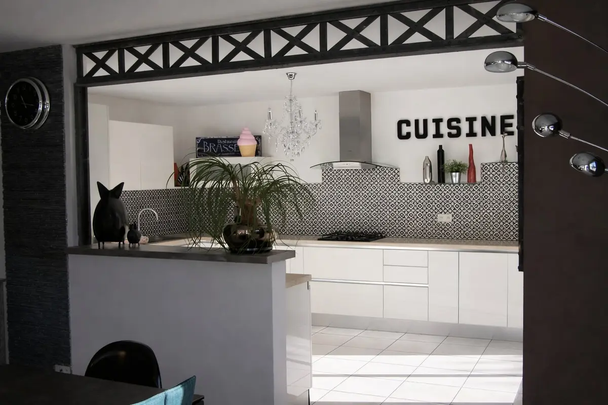 Fausse poutre Eiffel au-dessus d'une ouverture de cuisine