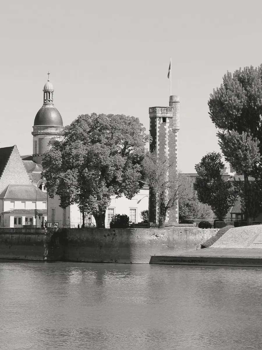 La tour du Doyenné au bord de la Saône, à Chalon-sur-Saône