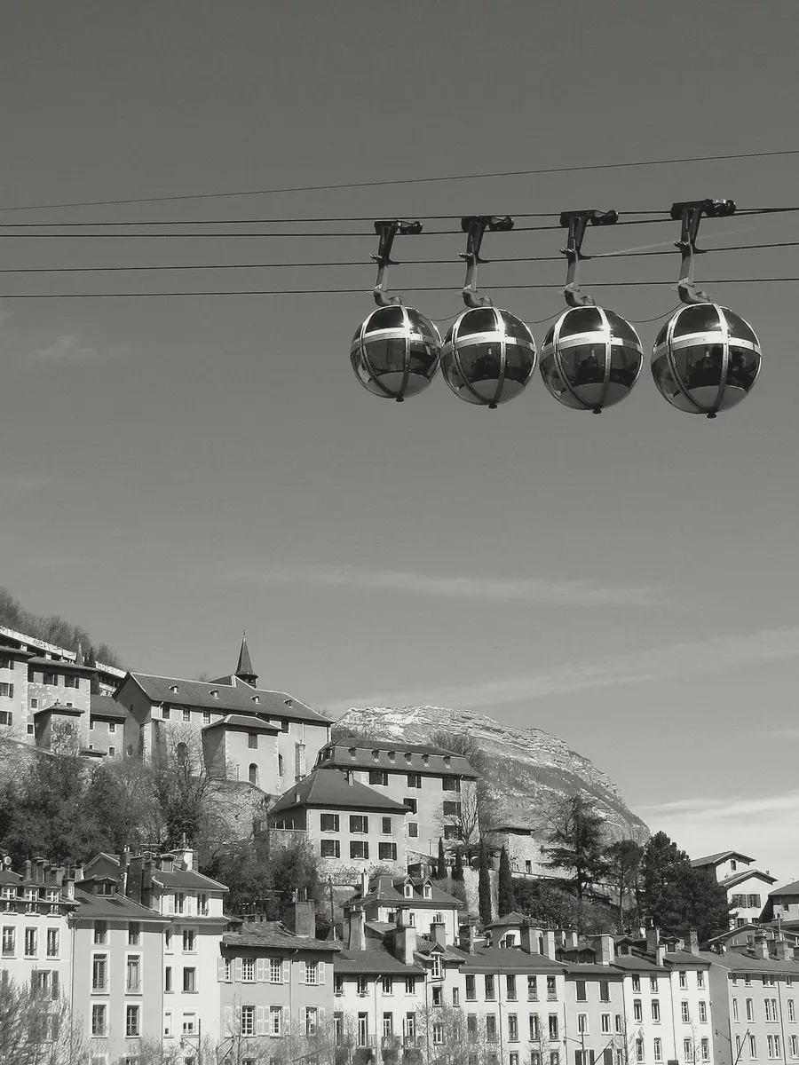 Les bulles du téléphérique de la Bastille au-dessus de Grenoble